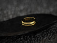 Load image into Gallery viewer, Yellow gold wedding ring featuring feather-like grain motif