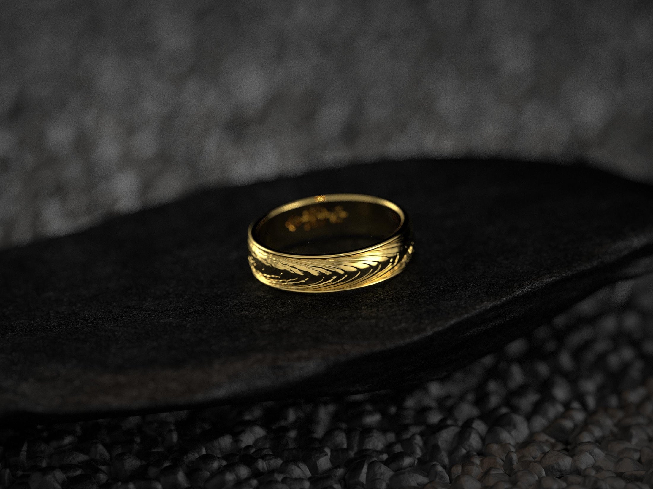 Yellow gold wedding ring featuring feather-like grain motif