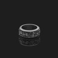 Load and play video in Gallery viewer, Rotating Daisy Ring, Spinning Floral Wedding Band for Women, Elegant Daisy Design, Symbol of Innocence & Love
