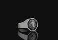 Bild in Galerie-Betrachter laden, Lion Signet Ring