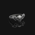 Bild in Galerie-Betrachter laden, Silver Skull Biker Ring - Gothic Jewelry for Motorcyclists, Bold Men's Skull Ring, Edgy Biker Gift
