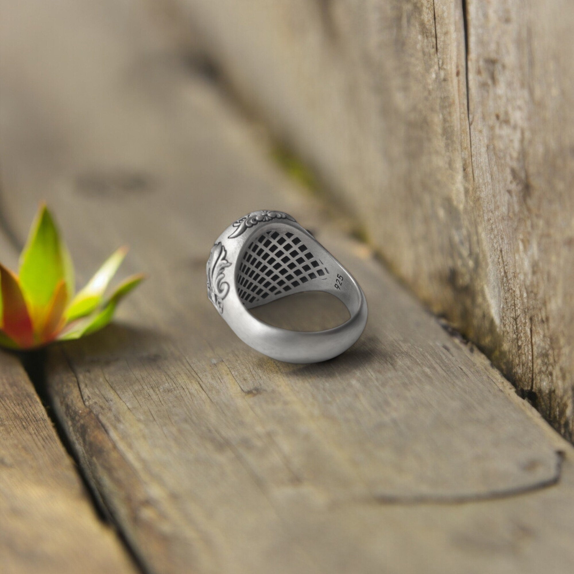 Silver Lion Ring with Lucky Horseshoe - Leo Symbol Jewelry, Unique Equestrian Gift, Elegant Lucky Ring