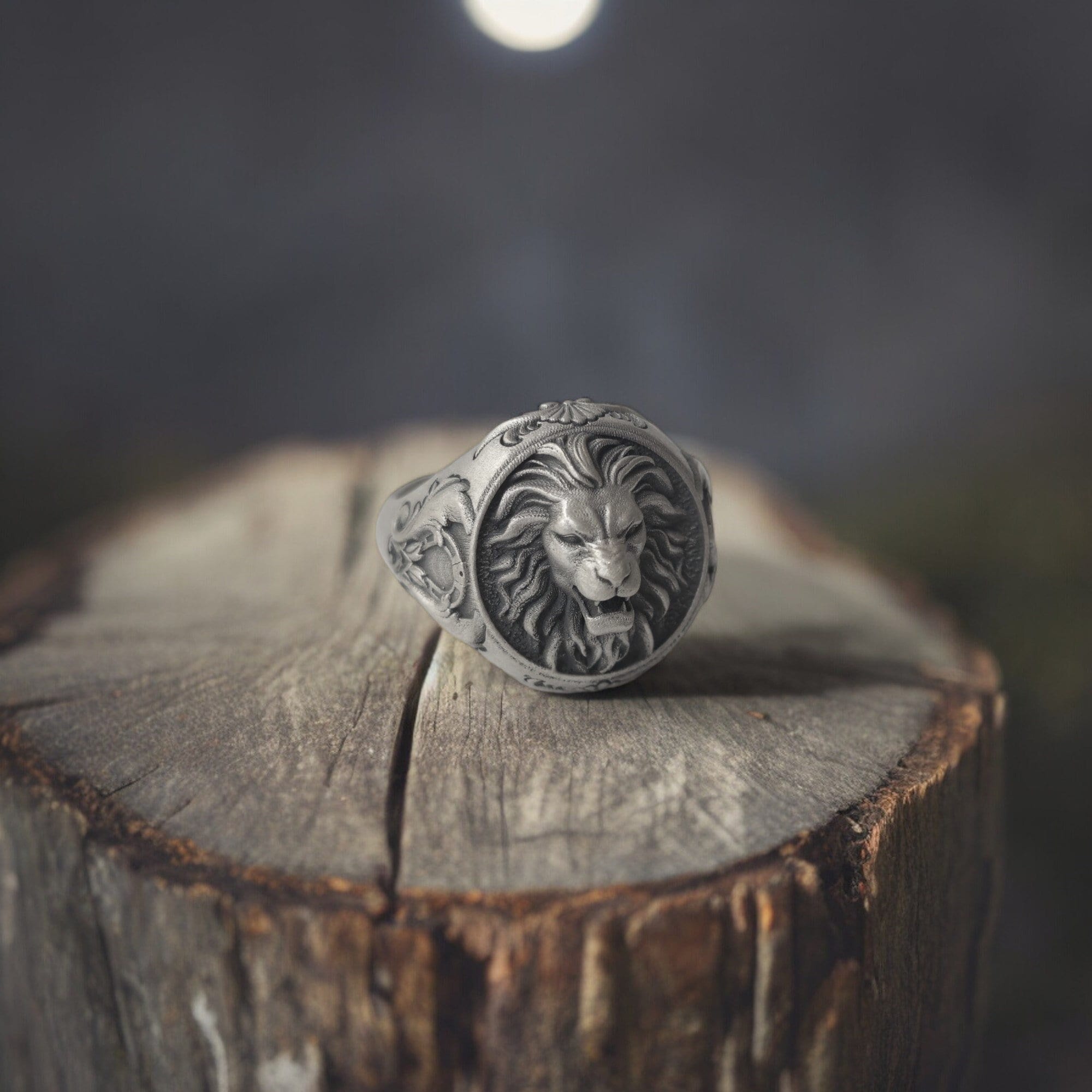 Silver Lion Ring with Lucky Horseshoe - Leo Symbol Jewelry, Unique Equestrian Gift, Elegant Lucky Ring