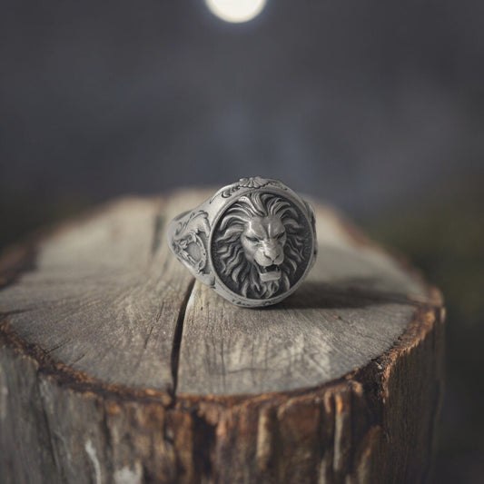 Silver Lion Ring with Lucky Horseshoe - Leo Symbol Jewelry, Unique Equestrian Gift, Elegant Lucky Ring