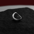 Bild in Galerie-Betrachter laden, Lilith Seal Signet Ring
