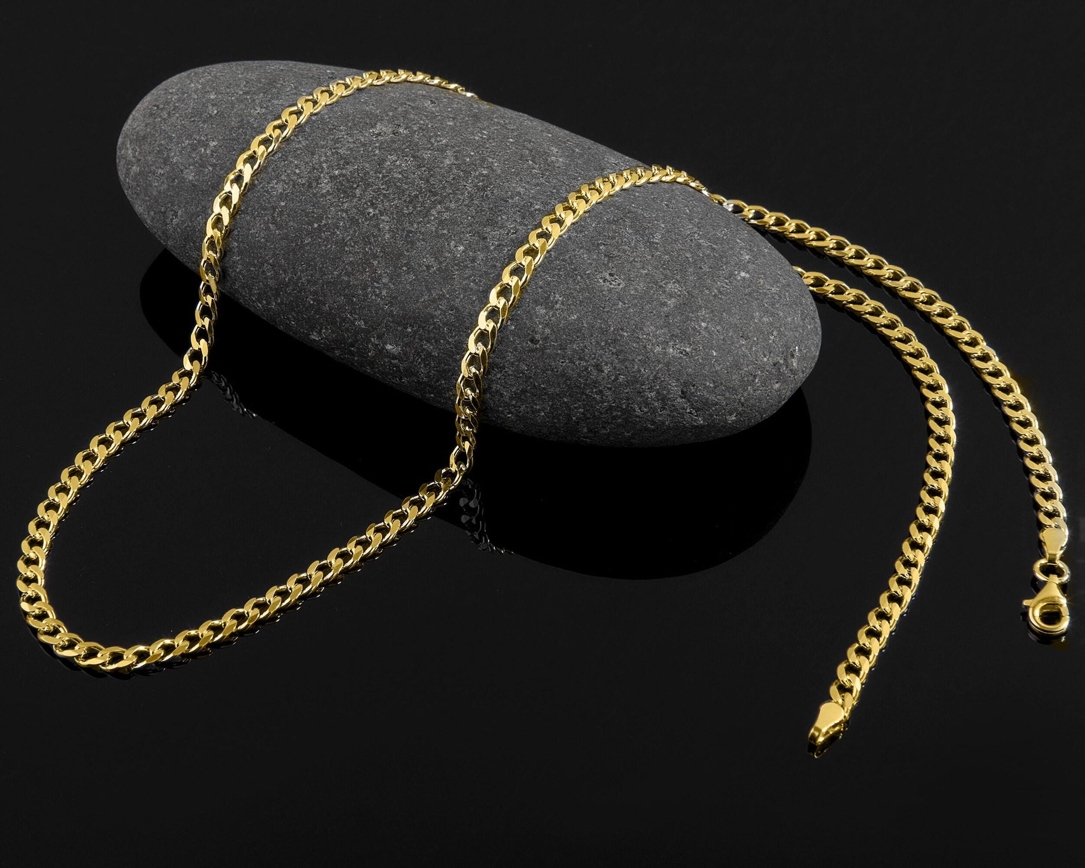 Gift-ready Cuban chain jewelry, unisex and versatile.
