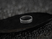 Pebble Texture Wedding Band – Unisex Hammered Stone Pattern Ring