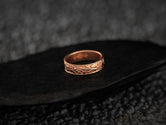 Pebble Texture Wedding Band – Unisex Hammered Stone Pattern Ring