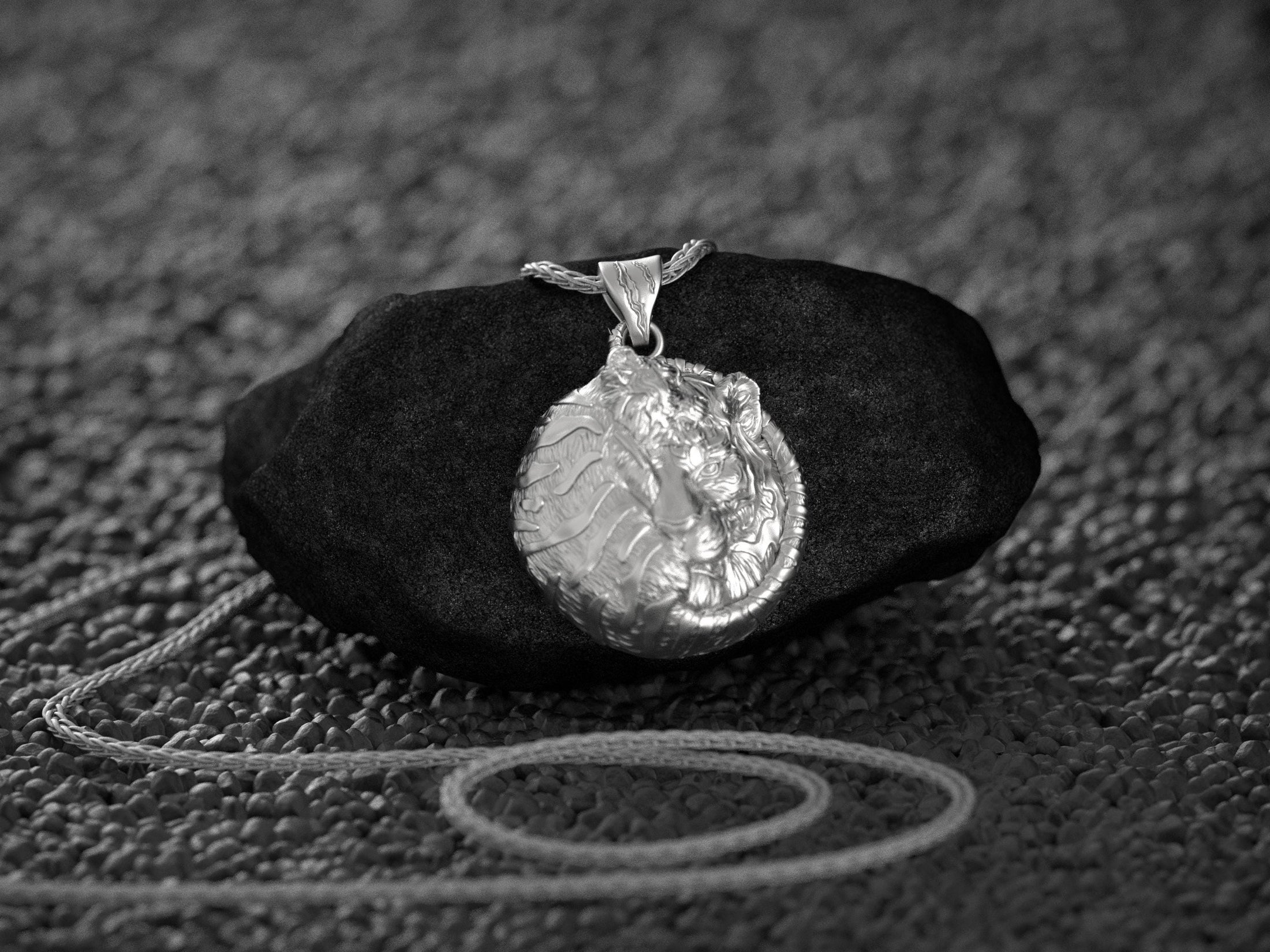 Rhodium plated curled tiger pendant,