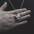 Bild in Galerie-Betrachter laden, Lioness Pendant
