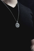 Bild in Galerie-Betrachter laden, Yggdrasil Pendant
