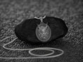 Bild in Galerie-Betrachter laden, Oni Mask Necklace
