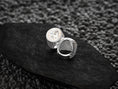 Bild in Galerie-Betrachter laden, Detailed side texture of round silver men's crest ring,
