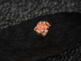 Bild in Galerie-Betrachter laden, “Rose-gold Spartan Phalanx signet ring on dark pebble-textured surface, showcasing polished hoplite helmets and muscled torsos.”
