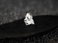 Bild in Galerie-Betrachter laden, Side view of silver ring band featuring octopus tentacle wraps.
