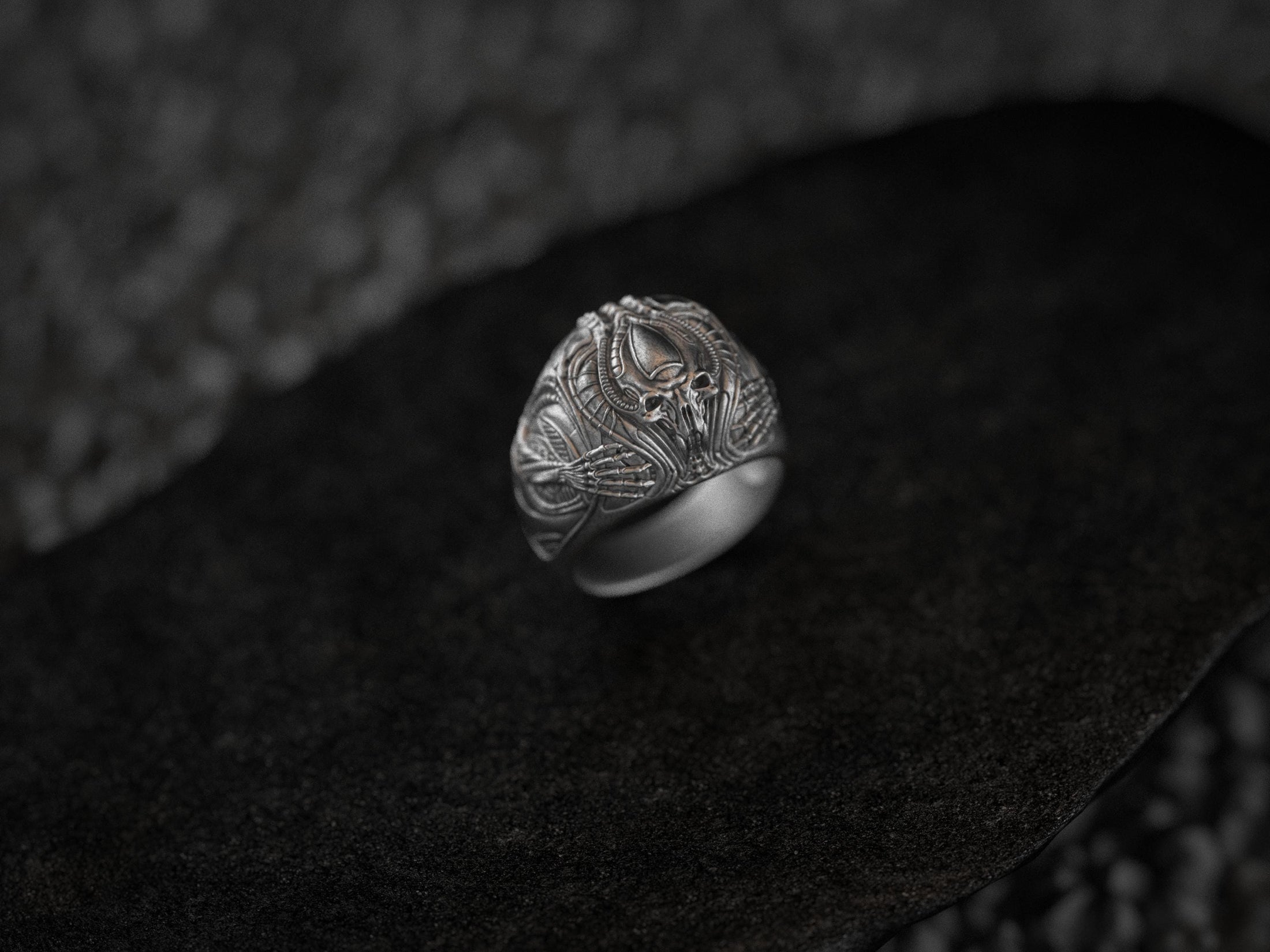 Giger Alien Skull Ring – Biomechanical Sci-Fi Gothic Jewelry in Sterling Silver