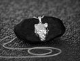 Bild in Galerie-Betrachter laden, Lioness Pendant
