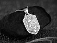 Bild in Galerie-Betrachter laden, Nautical Snake & Anchor Pendant
