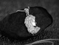 Bild in Galerie-Betrachter laden, Medusa Pendant
