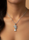 Bild in Galerie-Betrachter laden, Gold Nefertiti Pendant
