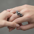 Bild in Galerie-Betrachter laden, Silver Skull Biker Ring - Gothic Jewelry for Motorcyclists, Bold Men's Skull Ring, Edgy Biker Gift
