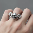 Bild in Galerie-Betrachter laden, Silver Skull Biker Ring - Gothic Jewelry for Motorcyclists, Bold Men's Skull Ring, Edgy Biker Gift
