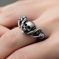 Bild in Galerie-Betrachter laden, Silver Skull Biker Ring - Gothic Jewelry for Motorcyclists, Bold Men's Skull Ring, Edgy Biker Gift
