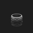 Video in Galerie-Betrachter laden und wiedergeben, Spinning Jaguar Wedding Band Ring, Rotating Design, Engravable Inside, Symbol of Power & Grace
