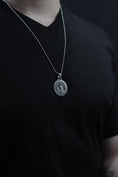Bild in Galerie-Betrachter laden, Yggdrasil Pendant
