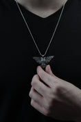 Bild in Galerie-Betrachter laden, Two Headed Eagle Necklace
