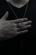Bild in Galerie-Betrachter laden, Two Headed Eagle Necklace
